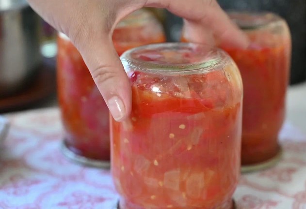 Перевернуть банки. Огурцы маринованные. Банка с консервированными помидорами. Закатанные перевернутые банки для консервирования. Банки из перевёрнутых сосулек.